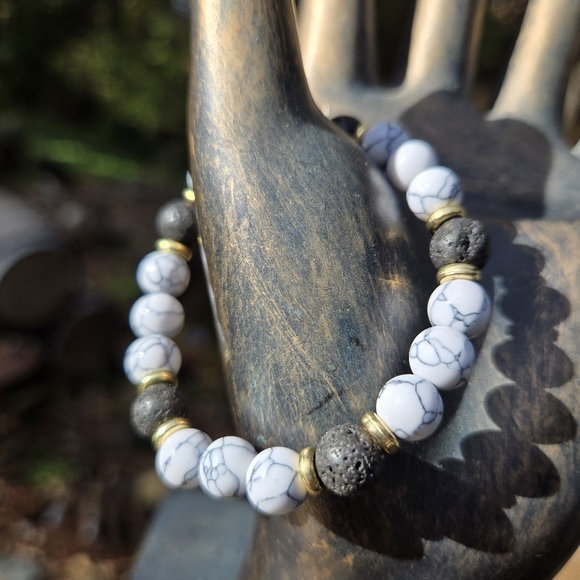 Howlite & volcanic natural crystal gemstone stretch bracelet - Picture 2 of 5
